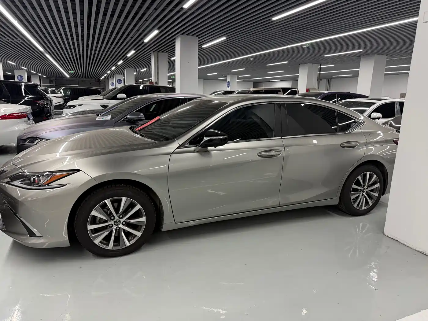 Lexus ES 2021 200 Excellence Edition фото 2