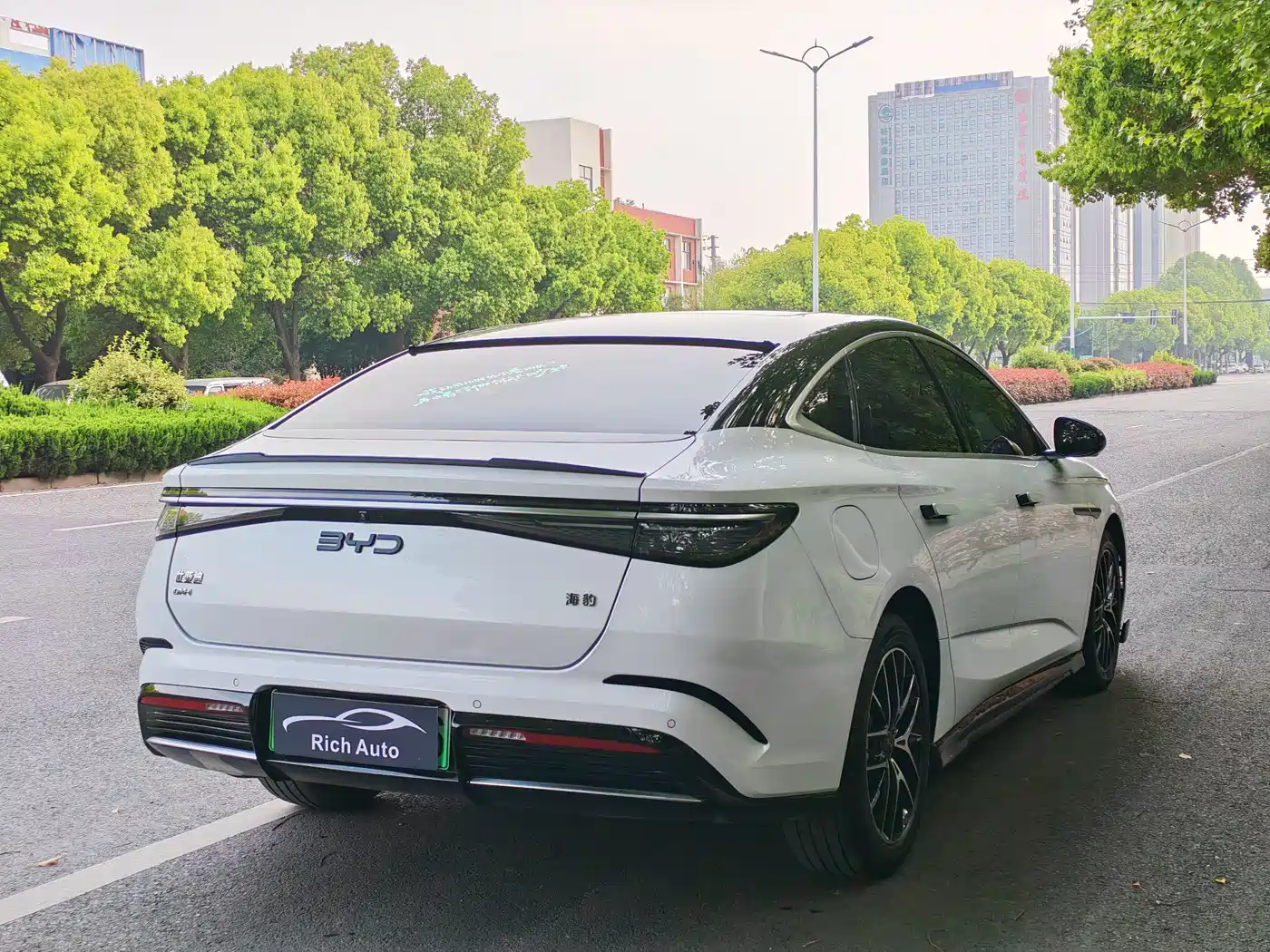 BYD Seal 2024 Glory Edition DM-i 1.5L 121km Prestige фото 4