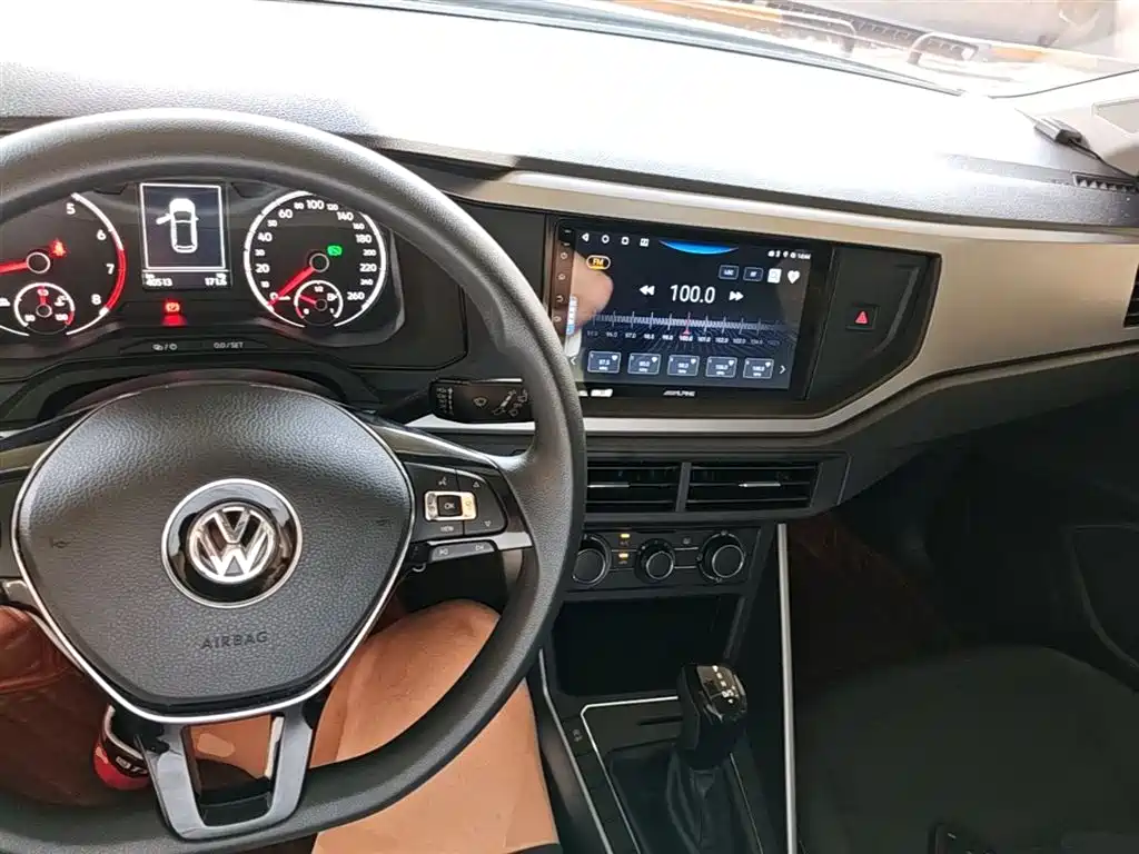 VOLKSWAGEN POLO
