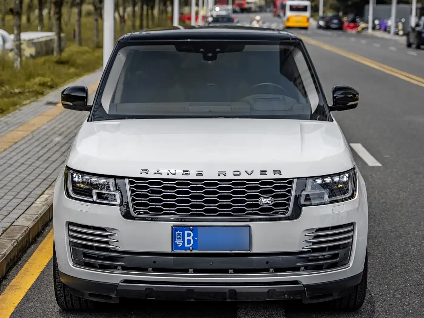 Land Rover Range Rover 2021 3.0 L6 Heritage Extended Classic Edition фото 2