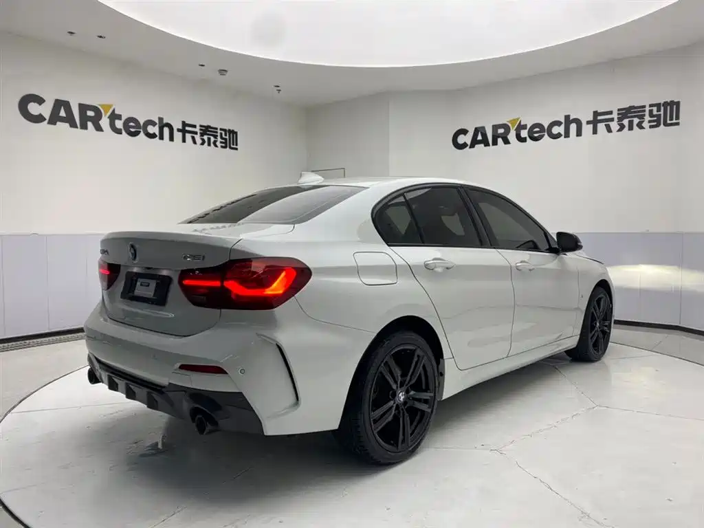 BMW 1 Series 2023 125i M Sport Shadow Edition фото 5