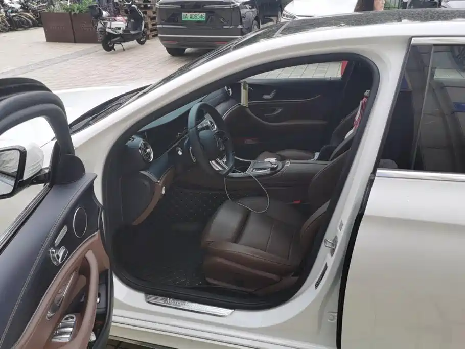 Фото 9 - Mercedes-Benz E-Class
