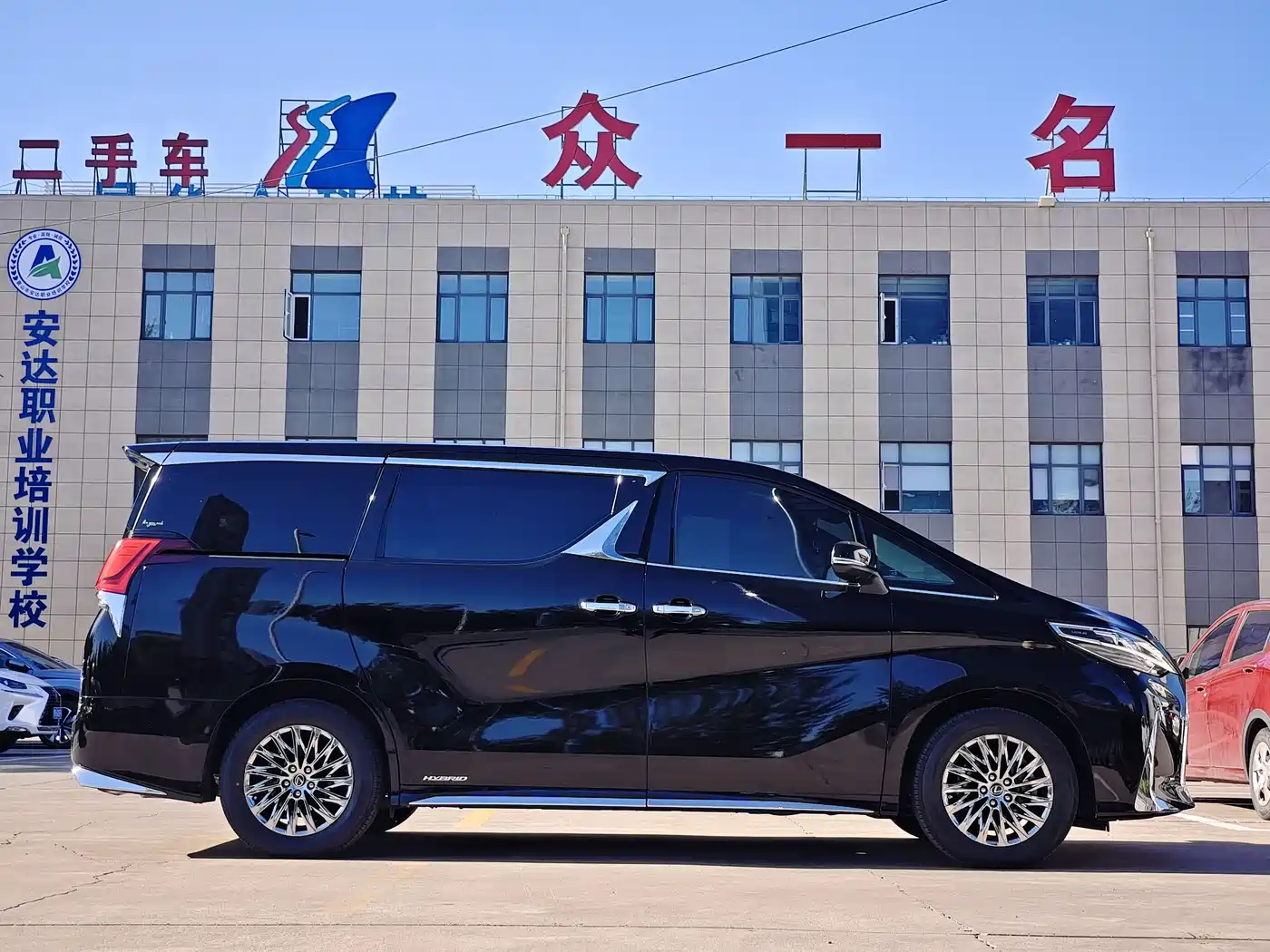 Lexus LM 2020 300h 4-Seat Imperial Edition фото 4
