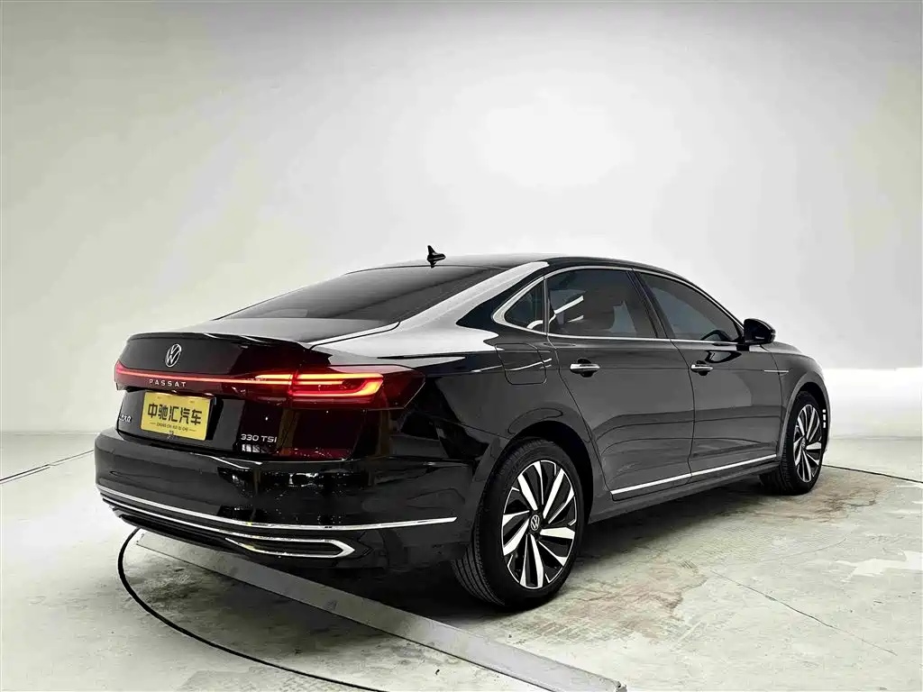 Volkswagen Passat 2023 330TSI Luxury Edition фото 18