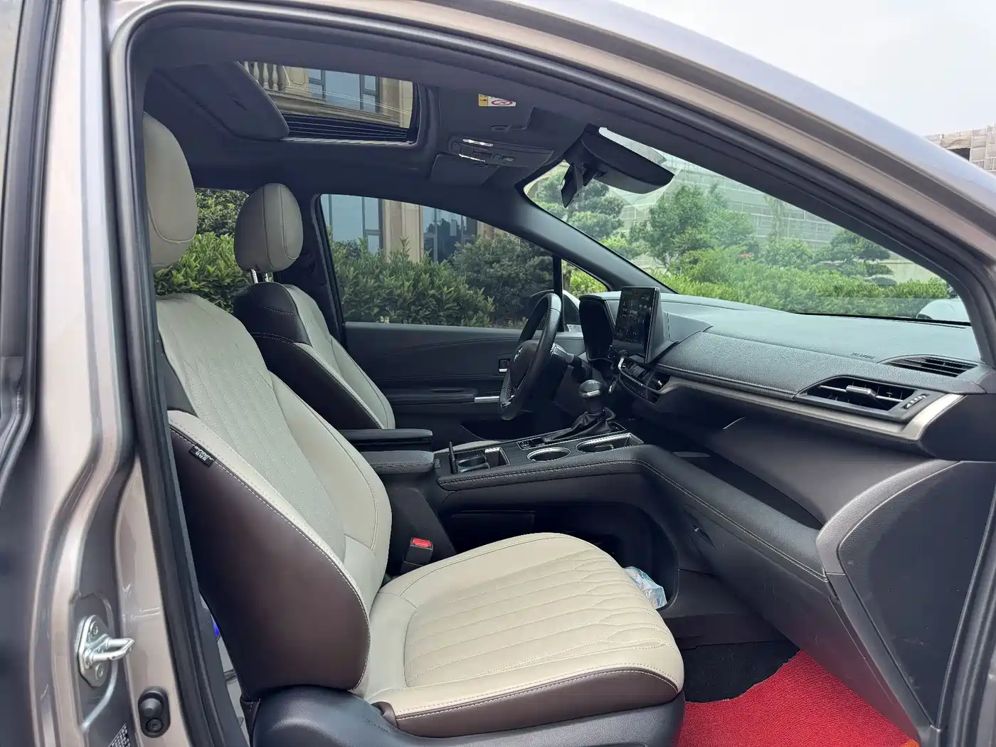 Toyota Sienna 2023 2.5L Hybrid Premium Edition фото 10