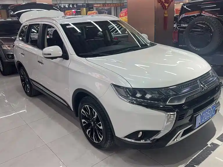 Mitsubishi Outlander 2020 2.4L 4WD Luxury 7-seater фото 2