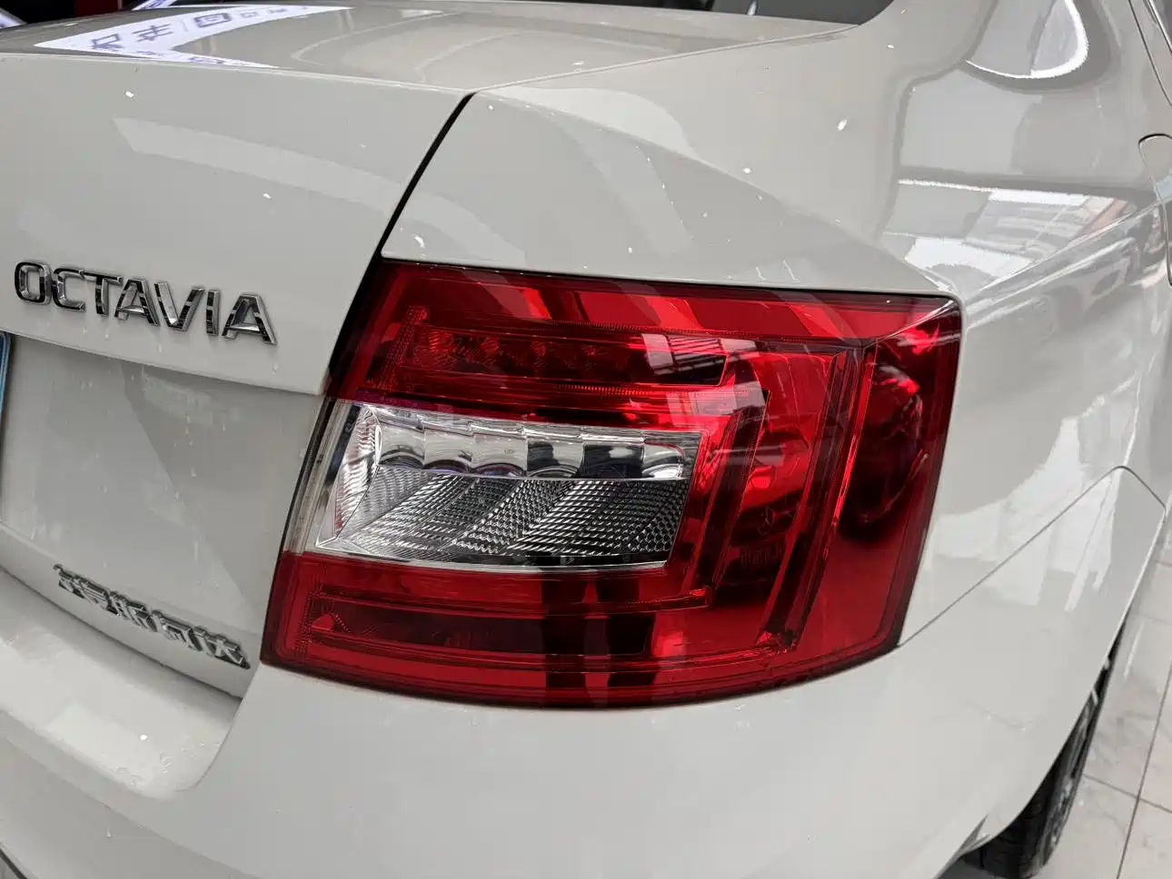 Škoda Octavia 2017 1.6L Automatic Pioneer Edition фото 10