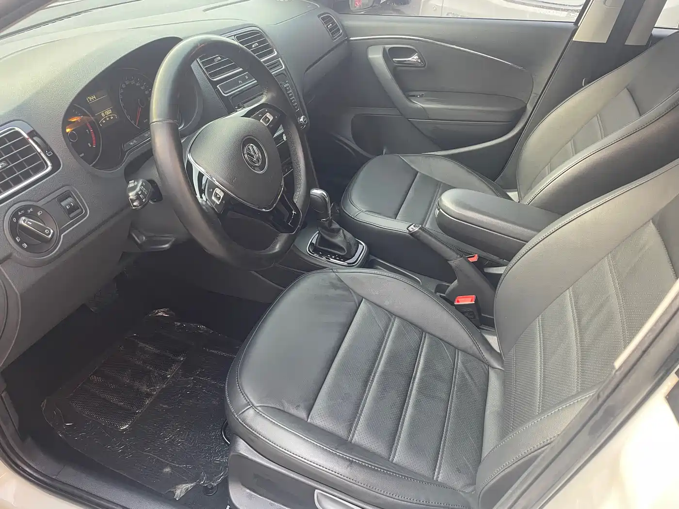 Volkswagen Polo 2014 1.4L Automatic Luxury Edition фото 6
