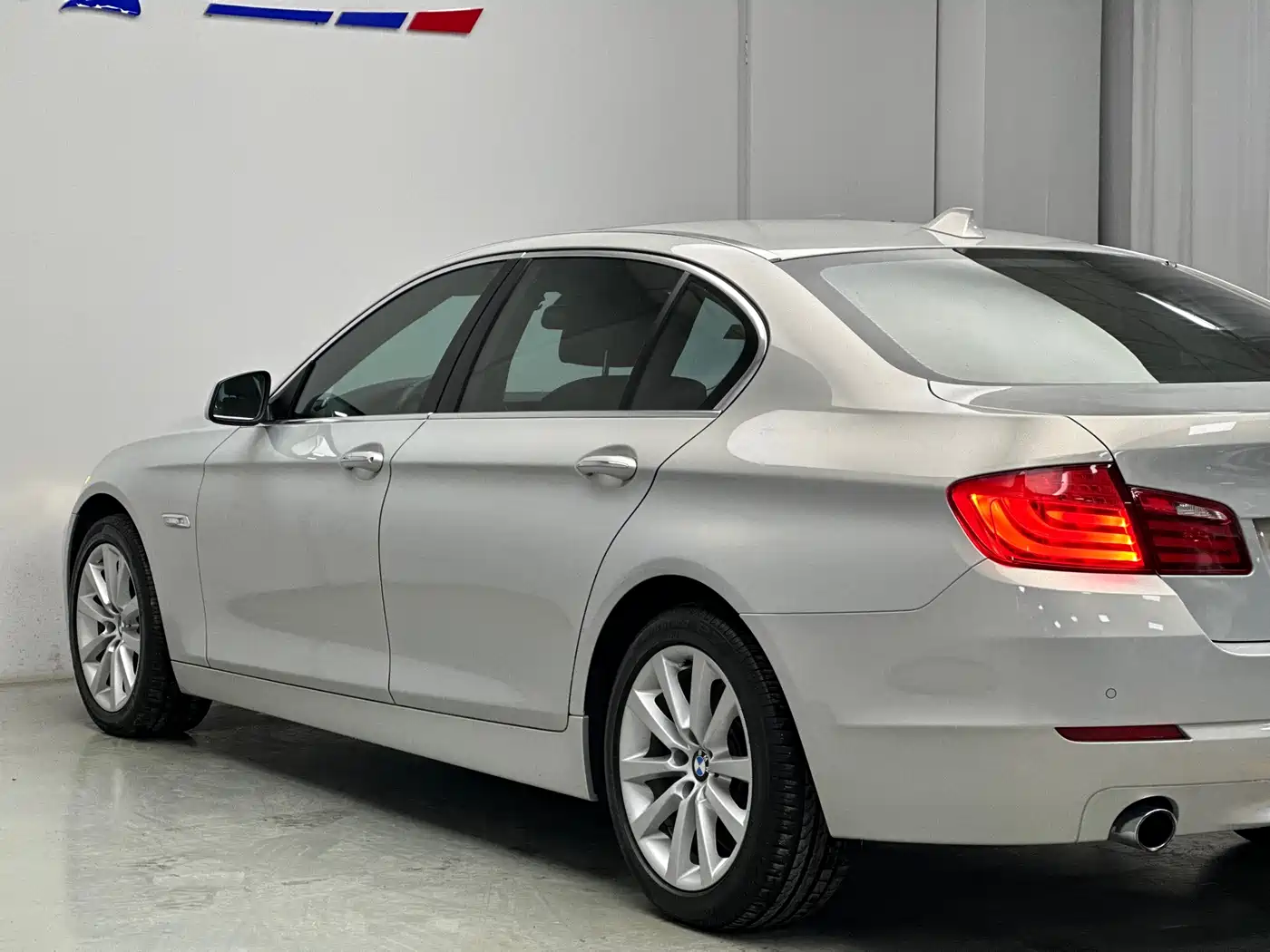 BMW 5 Series 2011 535Li Luxury фото 15