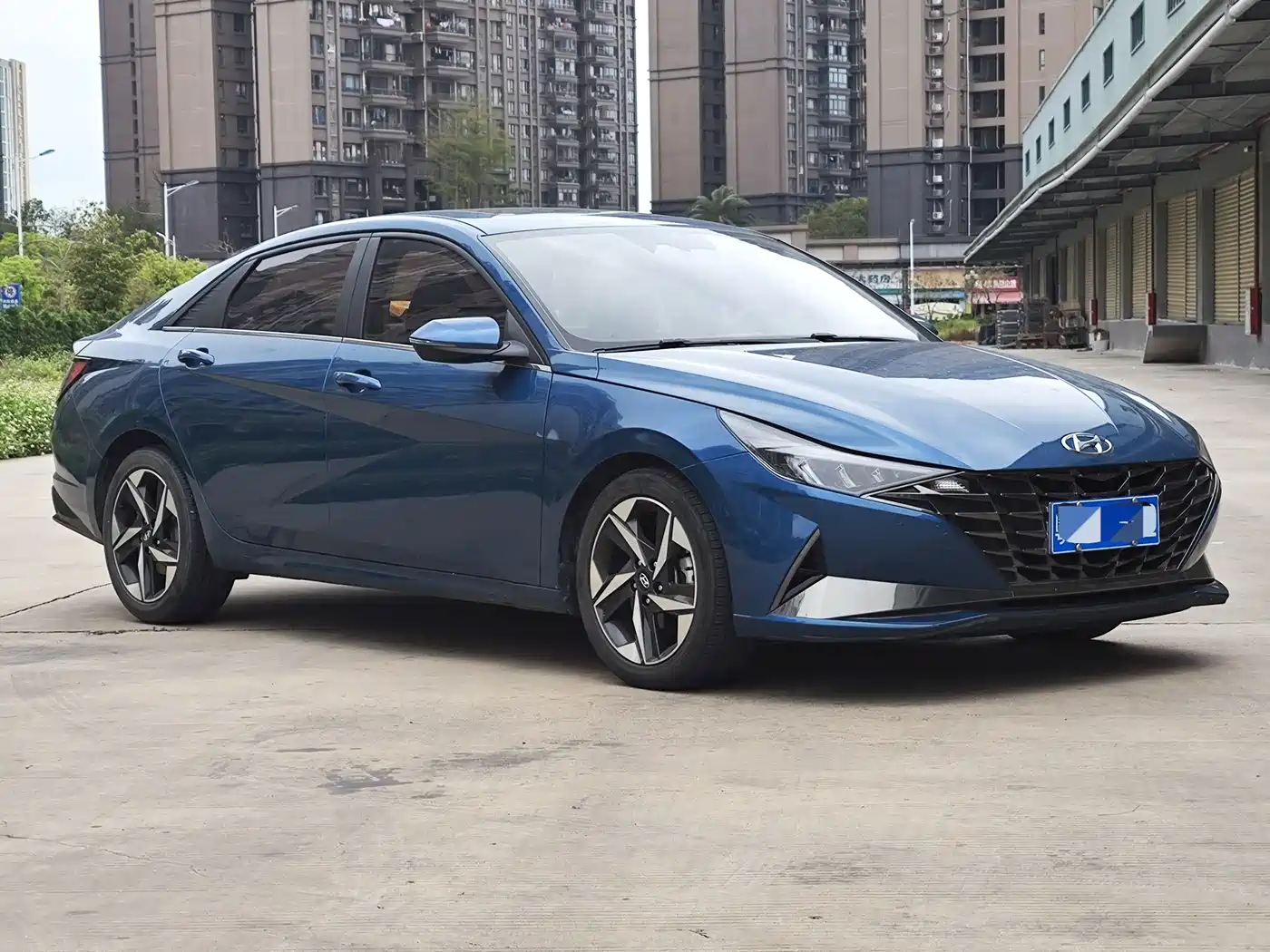 Hyundai Elantra 2021 1.5L CVT LUX Premium Edition фото 3