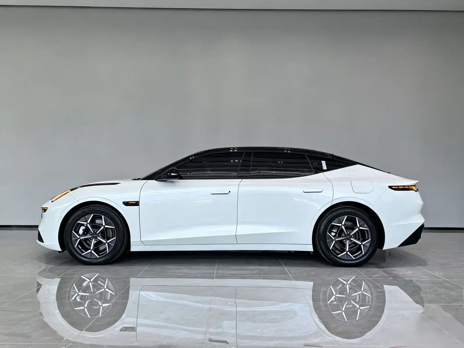 Photo 10 - Lynk & Co 10 EM-P