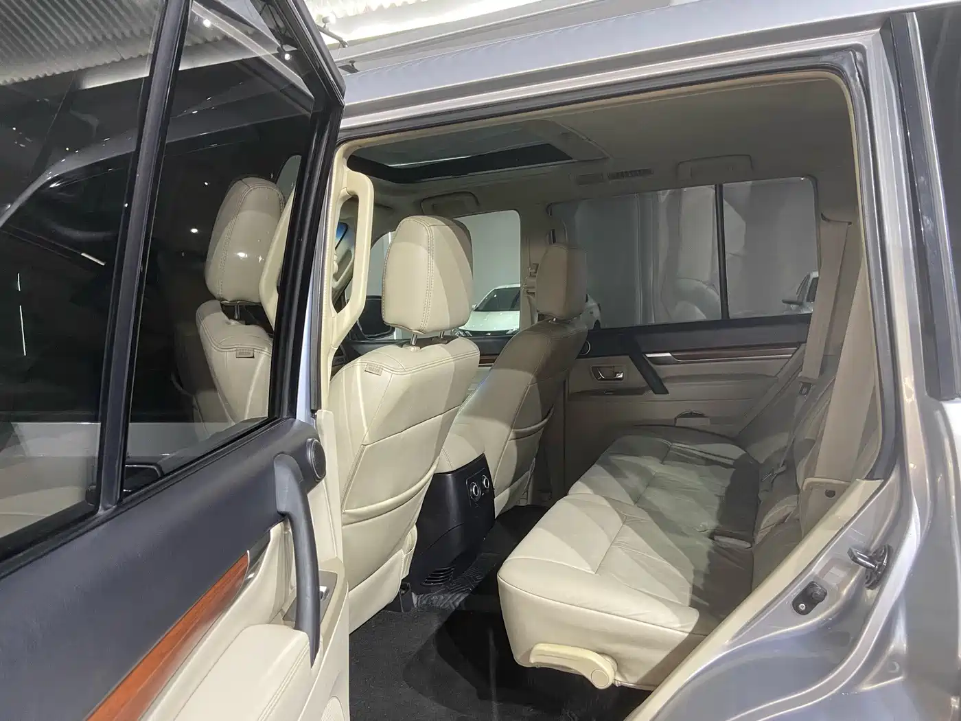 Mitsubishi Pajero (Import) 2008 2009 3.8L 5-Door Flagship