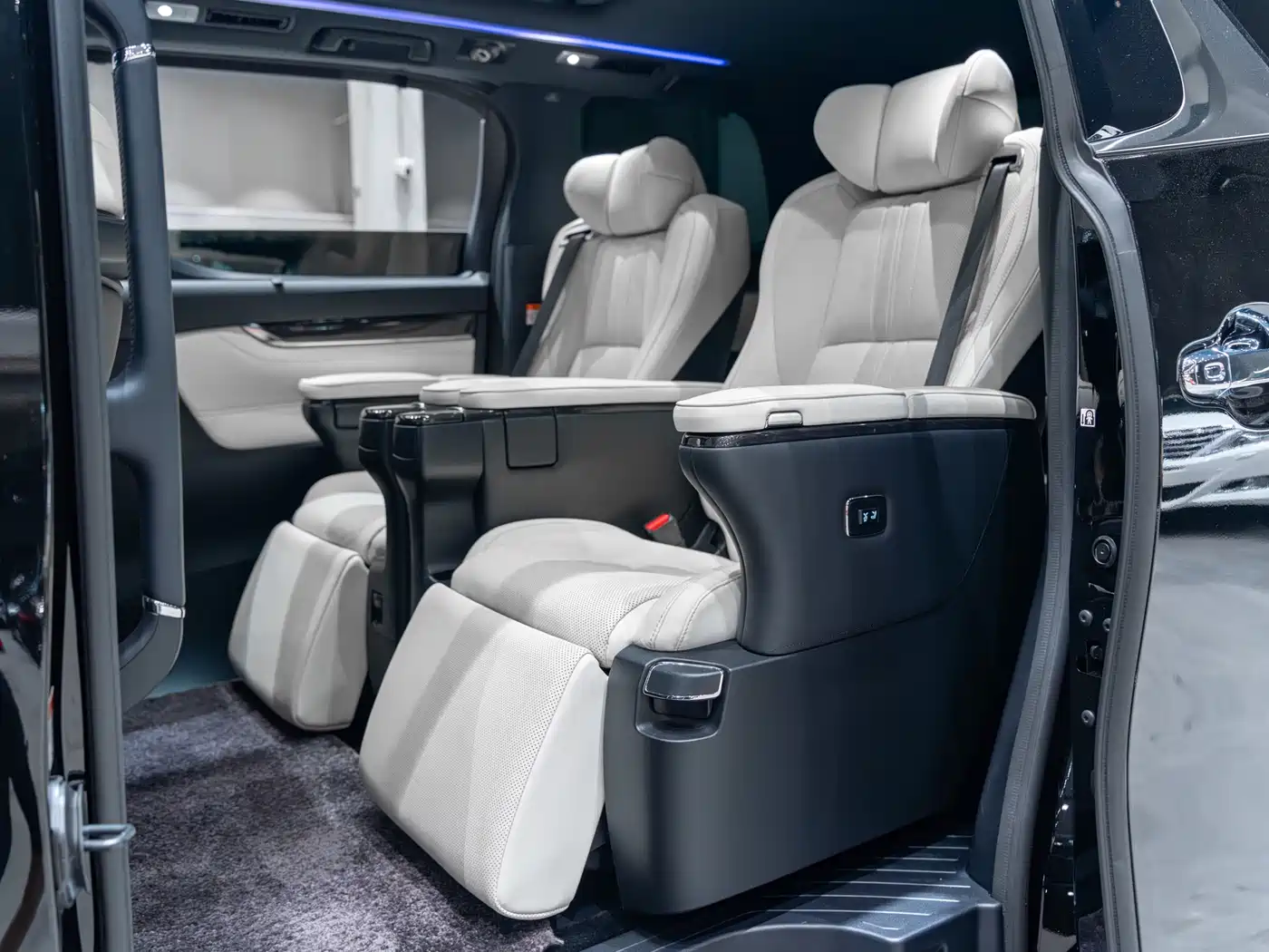 Lexus LM 2020 300h Seven-Seater Elegance Edition фото 9