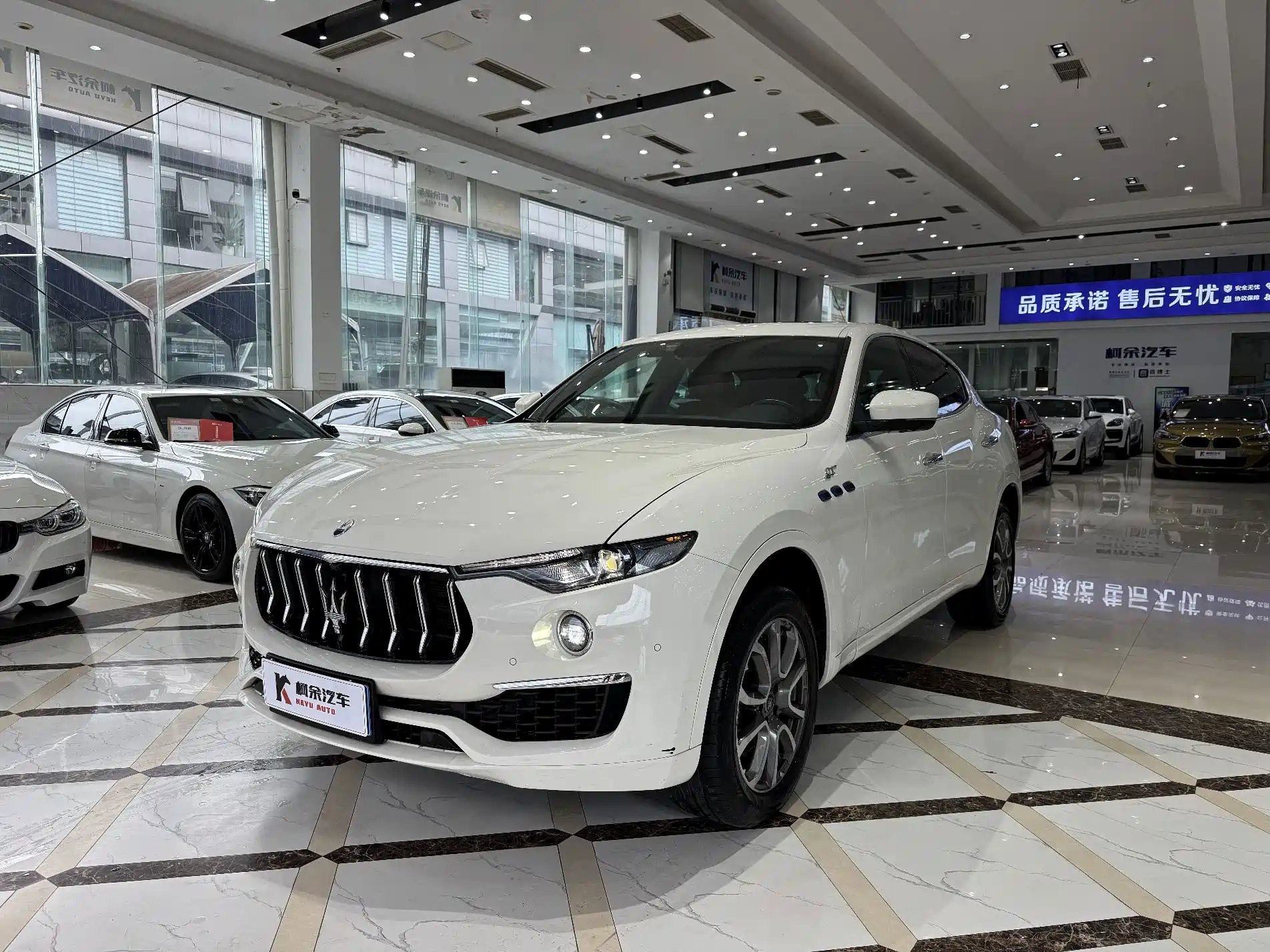 Photo 2 - Maserati Levante