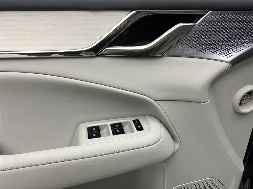 Volvo EM90 2026 2025 Ultra Six-Seater