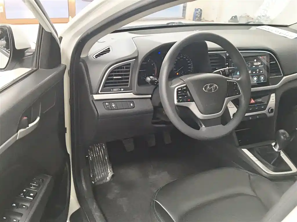 Hyundai Elantra 2016 1.6L Manual Smart & Vibrant Model фото 12