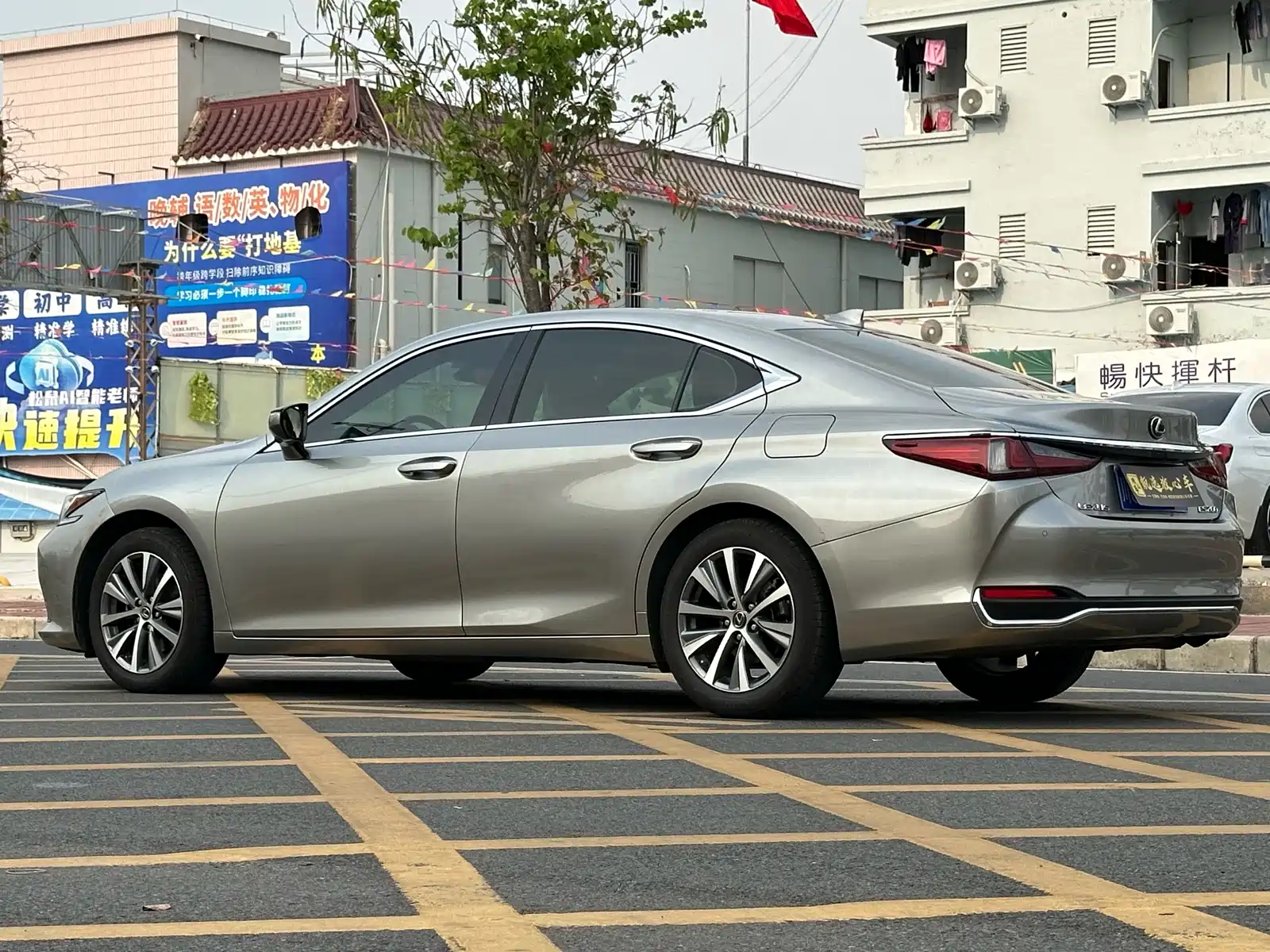 Photo 6 - Lexus ES