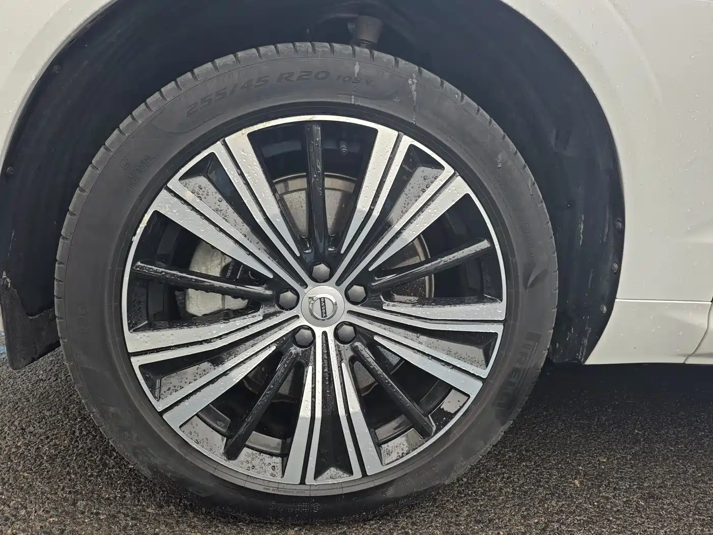 VOLVO XC60 PLUG-IN HYBRID