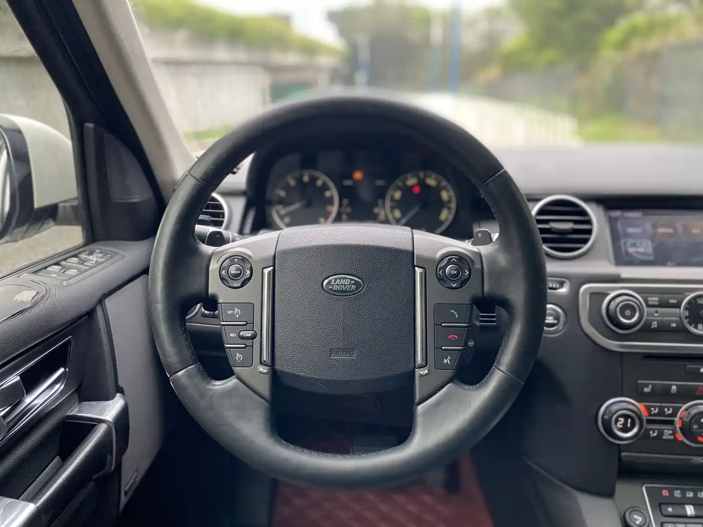 Land Rover Discovery 2016 3.0 SC Gloss Black Collector's Edition HSE фото 11