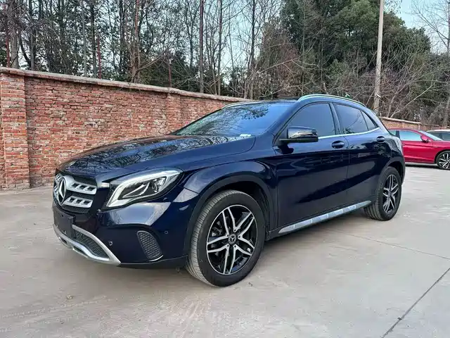 MERCEDES-BENZ GLA