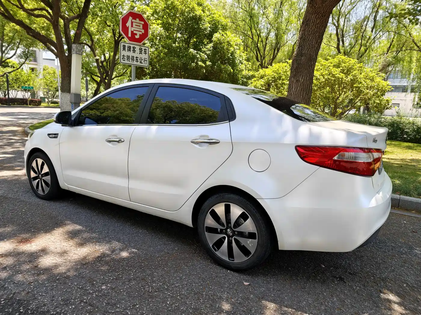Kia K2 2012 Sedan 1.4L AT GLS Commemorative Edition фото 6