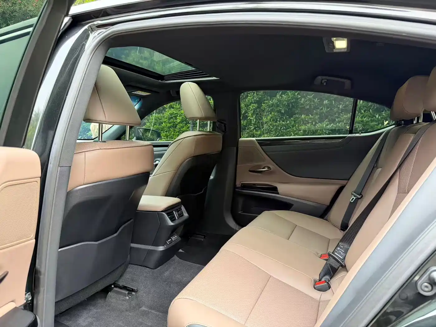 Lexus ES 2023 200 Excellence Edition фото 6