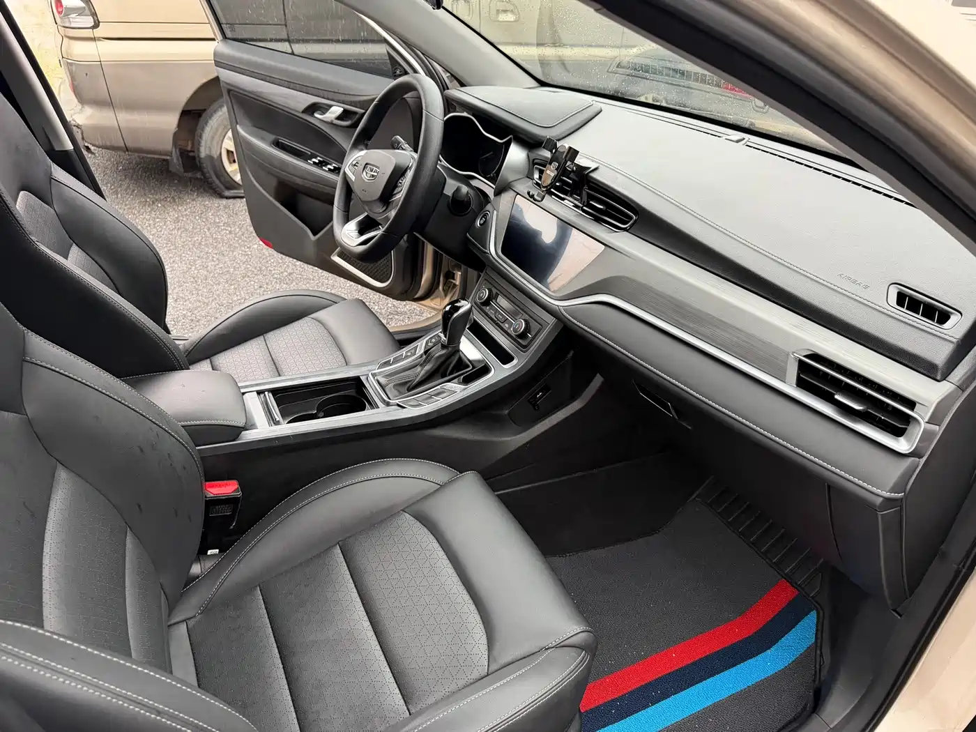 Фото 9 - Geely Emgrand
