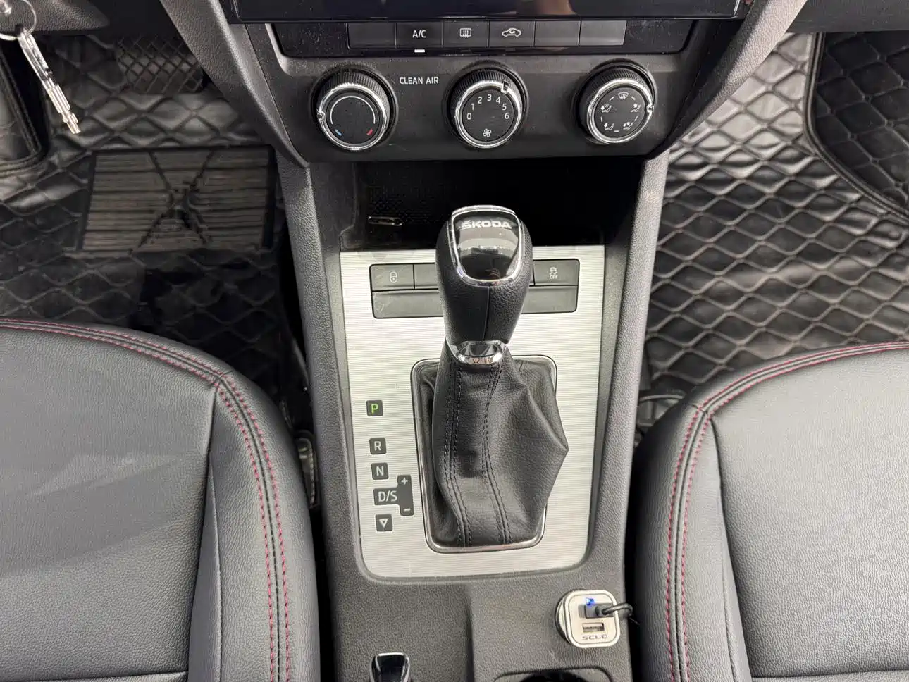 Škoda Octavia 2017 1.6L Automatic Pioneer Edition фото 25