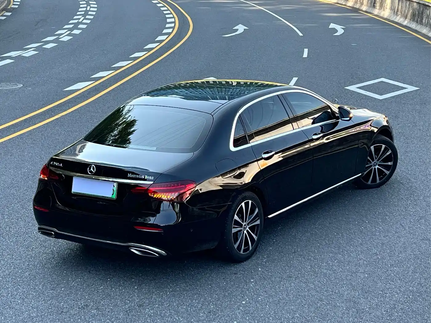 Mercedes-Benz E-Class New Energy 2022 E 350 e L Plug-in Hybrid Sedan фото 4