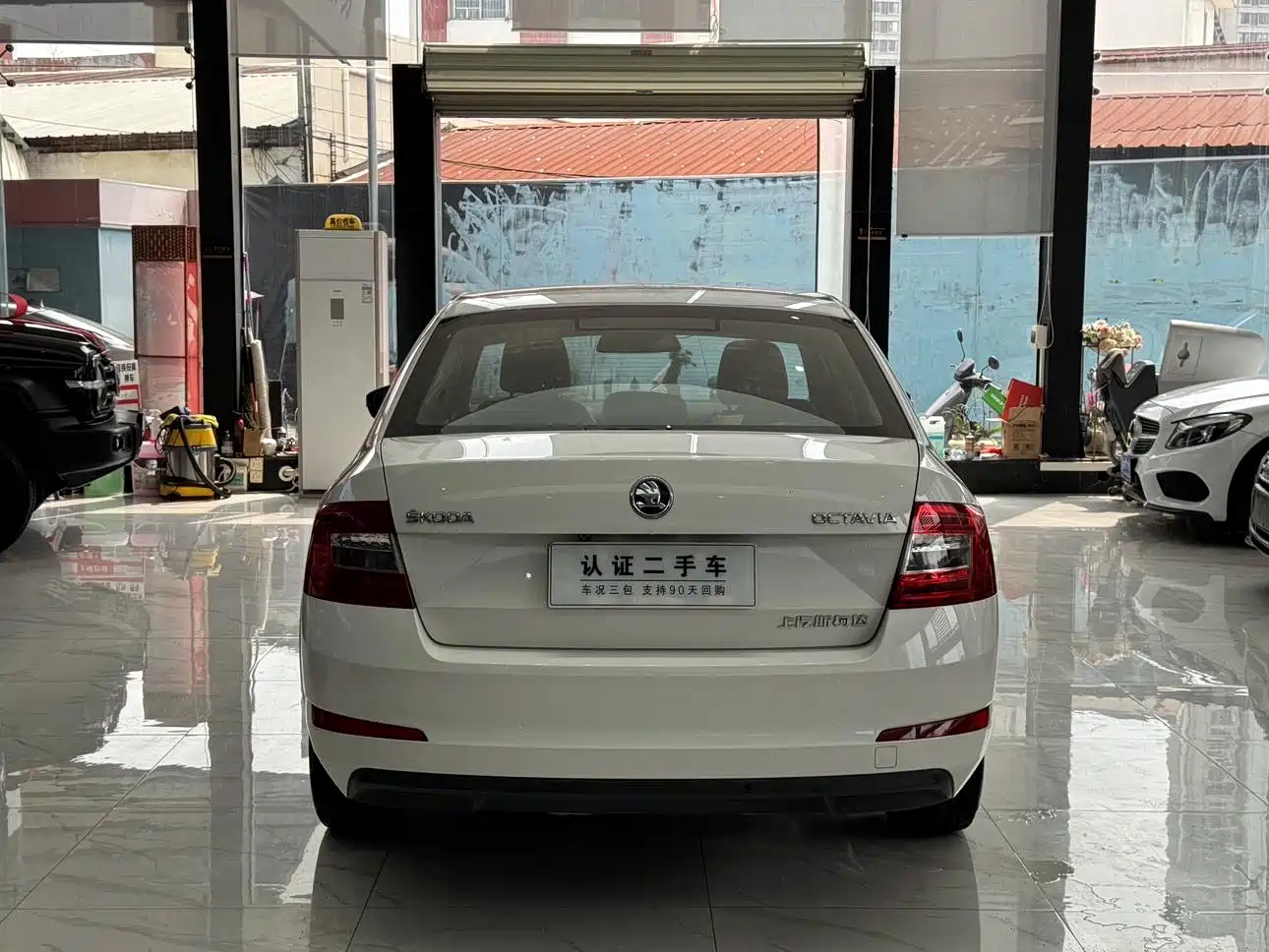 Škoda Octavia 2017 1.6L Automatic Pioneer Edition фото 11