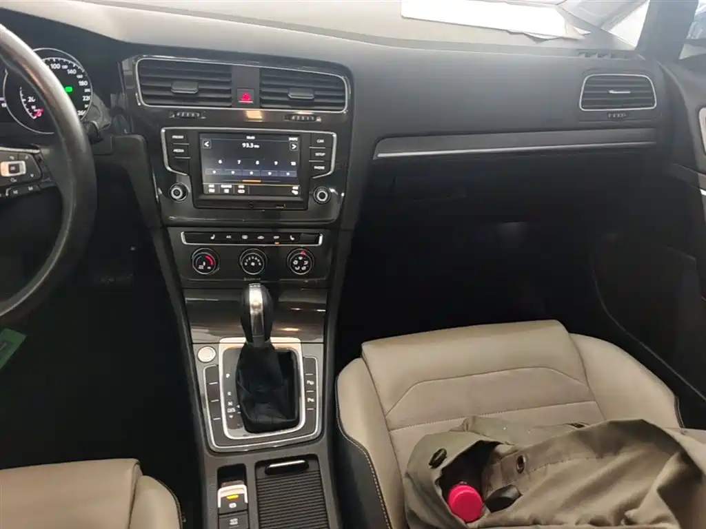 Volkswagen Golf 2017 230TSI Auto Luxury Millionth Anniversary Edition фото 13