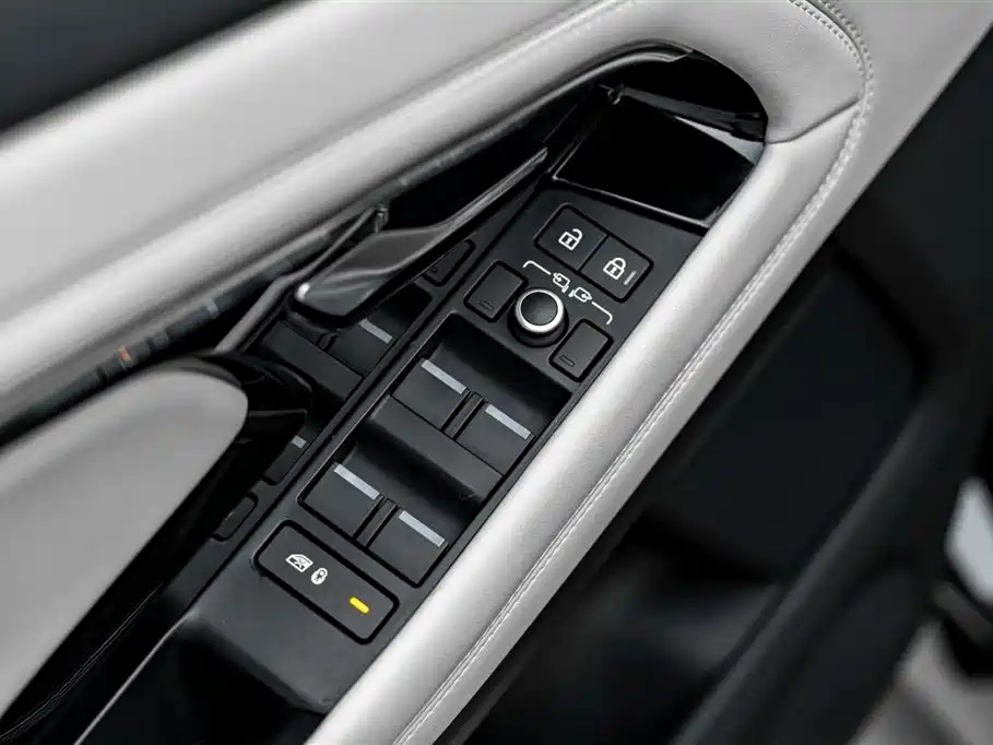 Land Rover Range Rover Evoque 2021 Range Rover Evoque L 249PS R-Dynamic First Edition Launch Edition фото 14