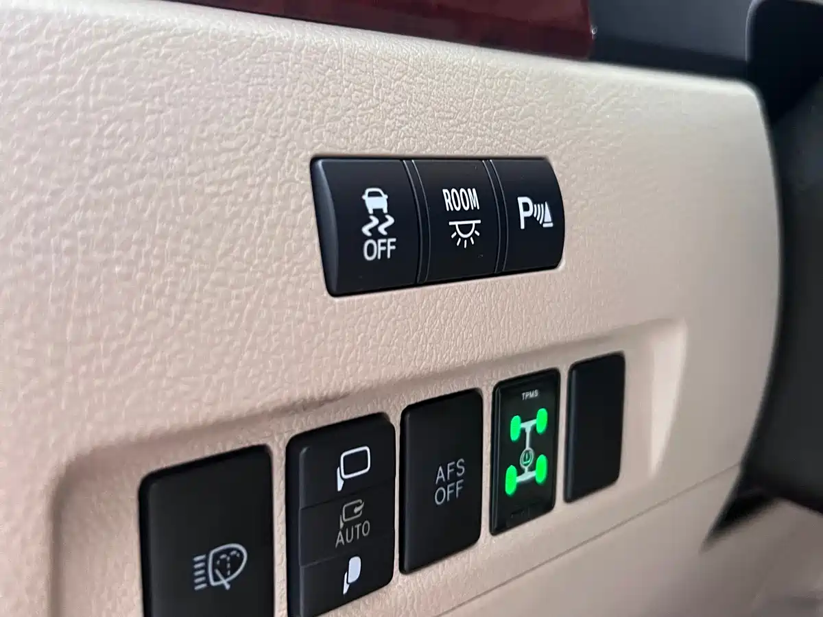 Photo 9 - Toyota Alphard