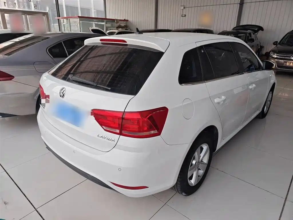 Volkswagen Lavida Tour 2015 1.6L Automatic Trend Edition фото 7