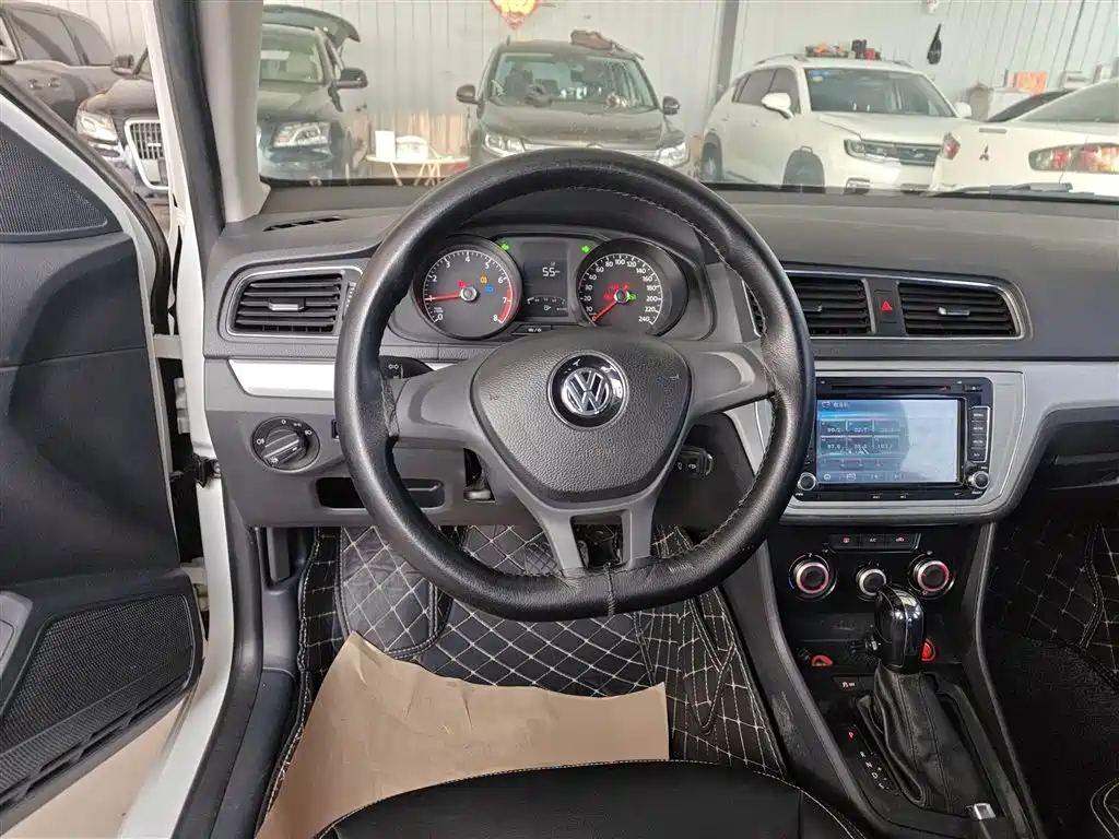 Volkswagen Lavida Tour 2015 1.6L Automatic Trend Edition фото 11
