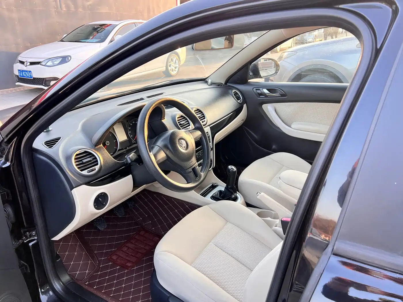 Volkswagen Lavida 2013 Classic 1.6L Manual Style Edition фото 10