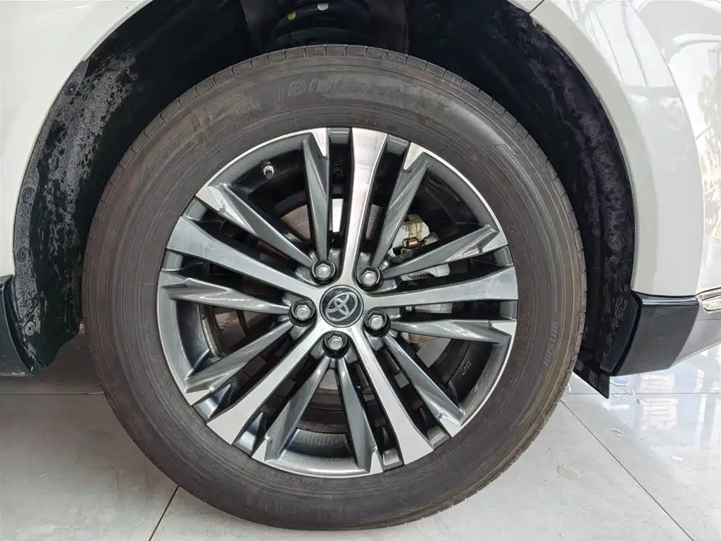 Toyota Venza 2023 2.5L Smart Hybrid FWD Luxury фото 17