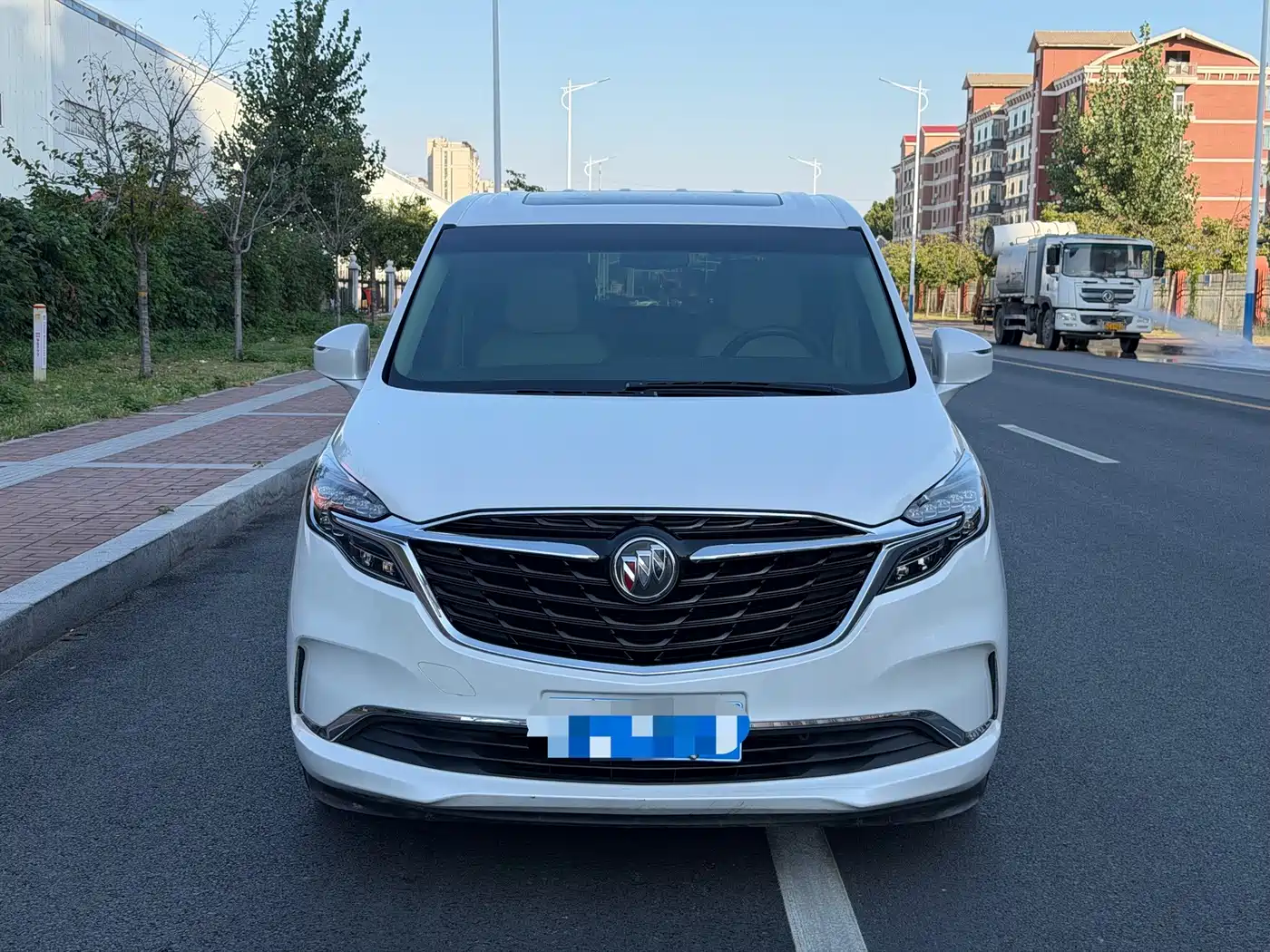 Photo 1 - Buick GL8