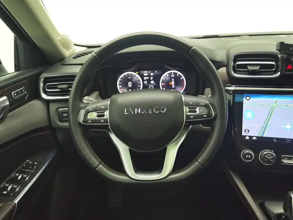 صورة 11 - Lynk & Co 02