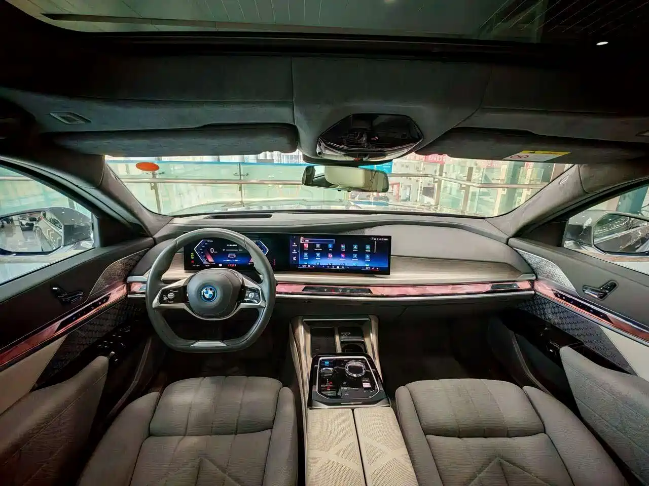 BMW i7 2023 xDrive60L Luxury Package фото 23