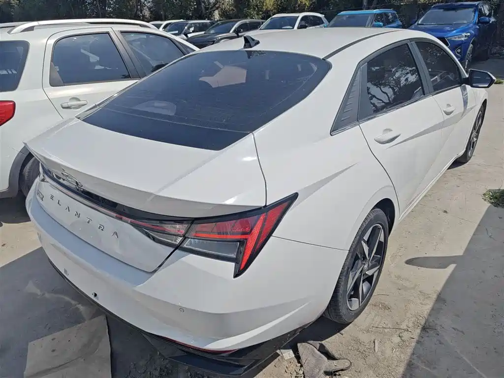 Hyundai Elantra 2022 1.5L CVT LUX Premium Edition фото 5