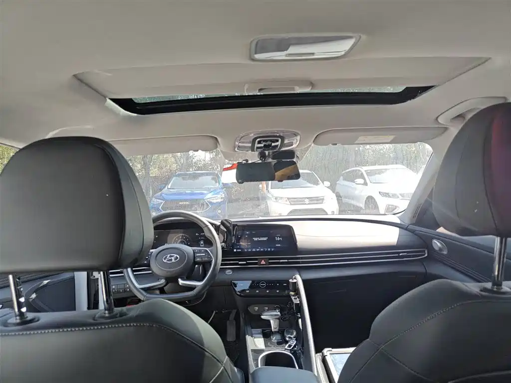 Hyundai Elantra 2022 1.5L CVT LUX Premium Edition фото 14