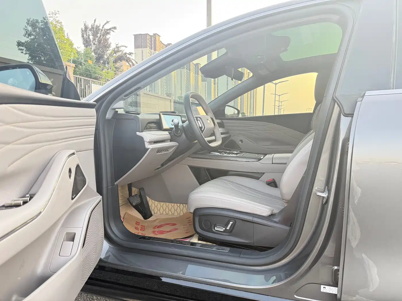 Geely Galaxy Galaxy Xingyao 8 2025 130km EM-i Premium Edition фото 4