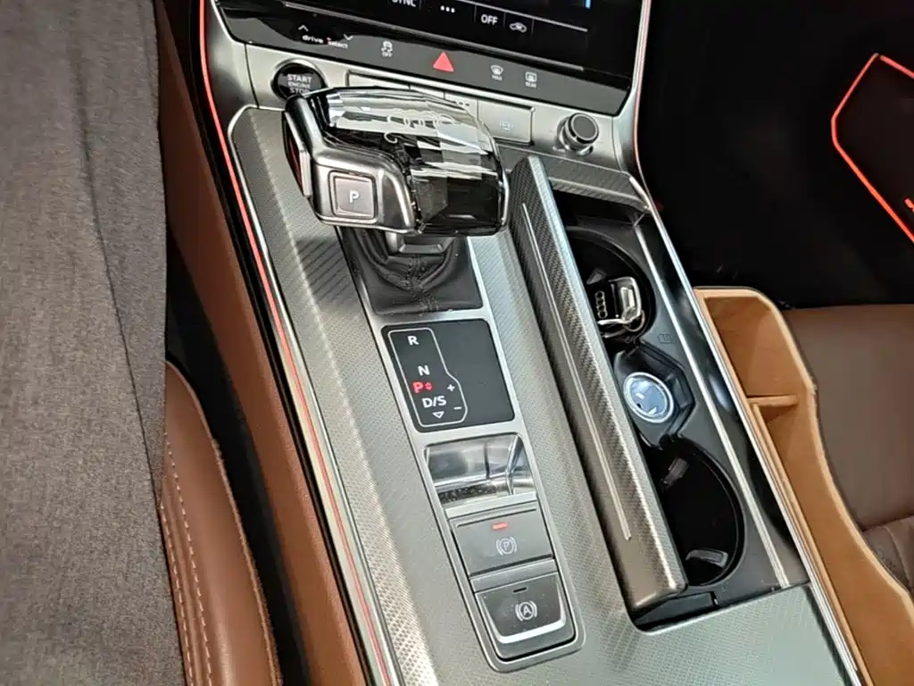 Фото 19 - Audi A6L
