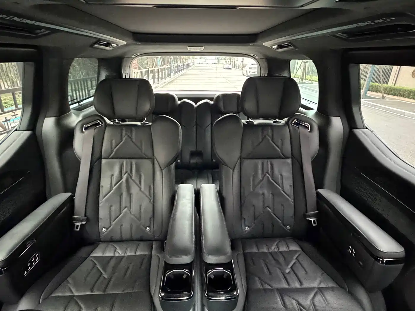 ZEEKR 009 2025 2024 6-seat Executive AWD 108kWh