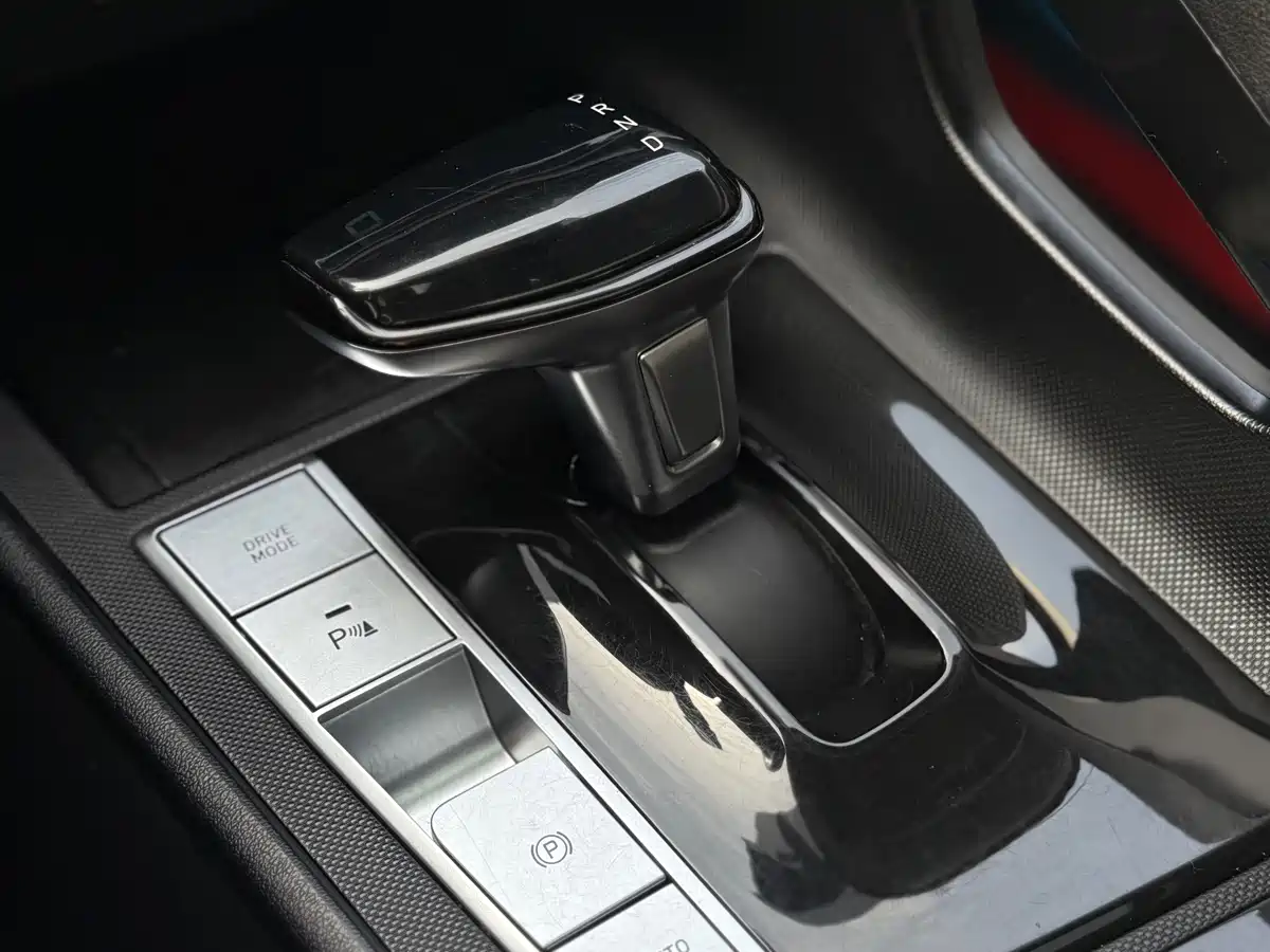 Hyundai Elantra 2022 1.5L CVT LUX Premium Edition фото 10