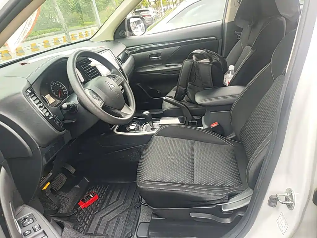 Mitsubishi Outlander 2023 2021 Facelift 2.0L 2WD Comfort Edition 5-Seater
