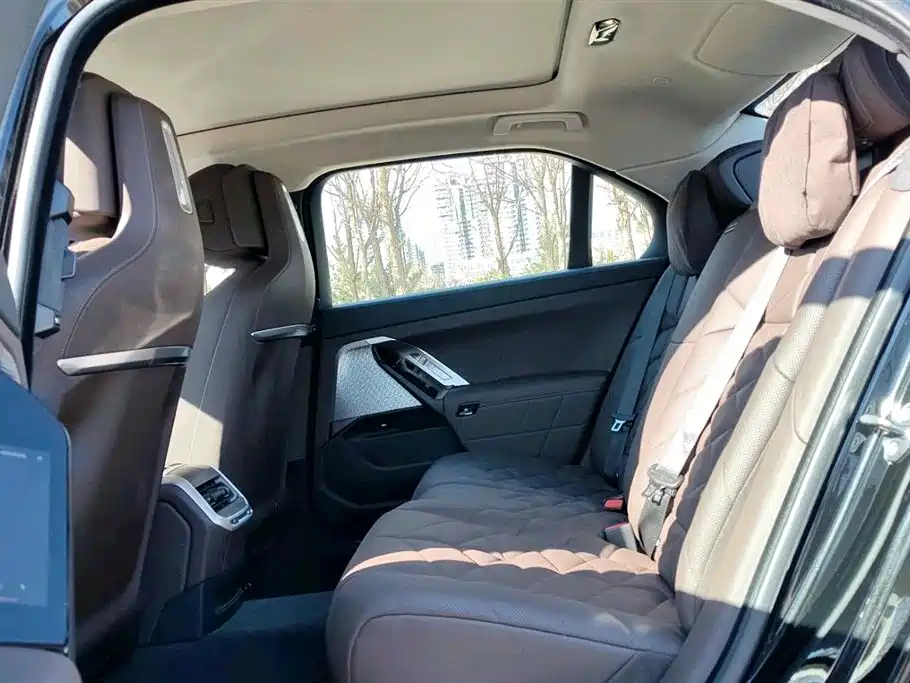 BMW 7-SERIES