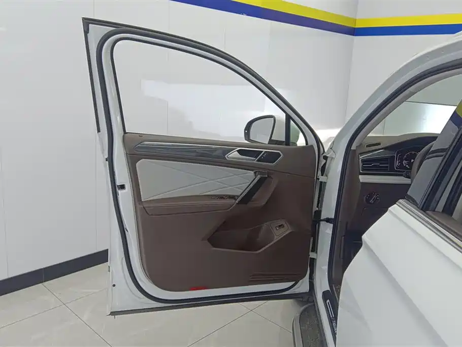 Volkswagen Tiguan L 2023 Facelift 330TSI Auto FWD R-Line Premium фото 7