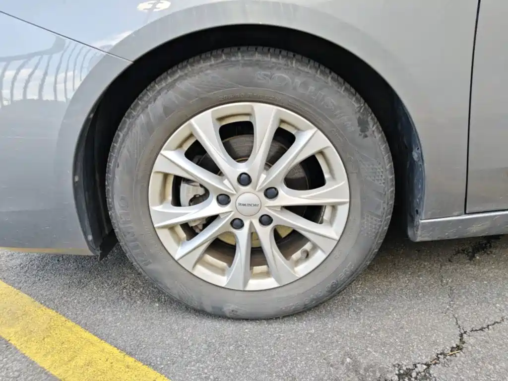 Фото 15 - Roewe i5